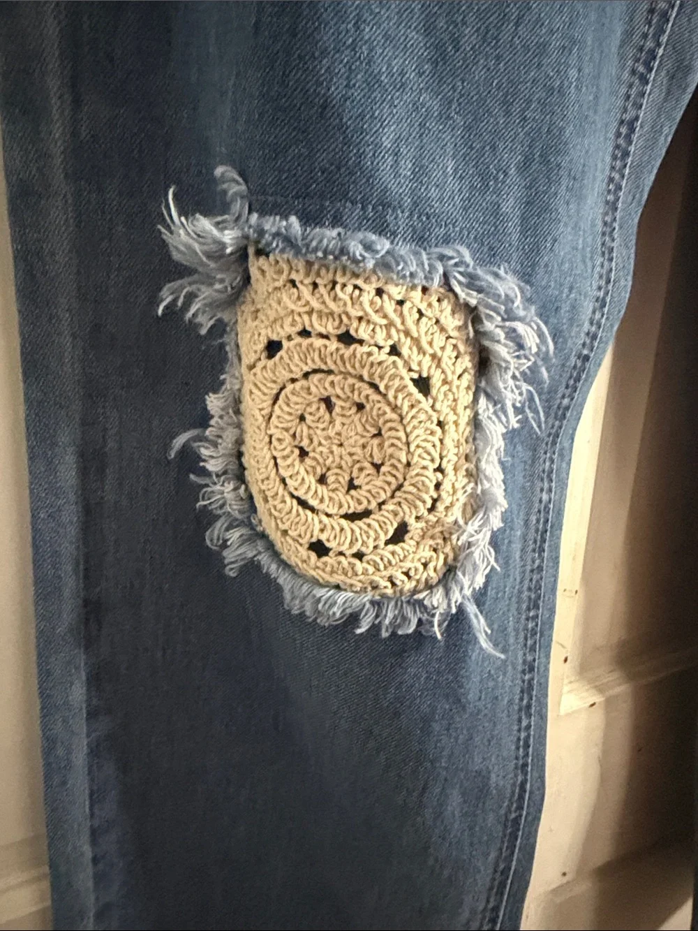 NWT Aqua Straight-Leg Blue Jeans with Cream Patch Distressing- size 26/2